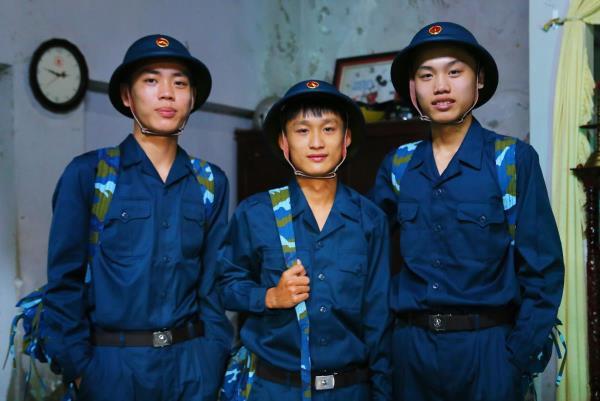 Ba anh em ruột cùng nhập ngũ một đợt