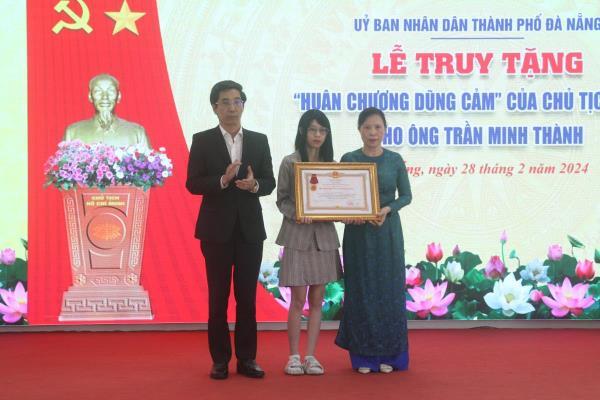 Truy tặng Huân chương dũng cảm cho nhân viên bảo vệ ngân hàng Trần Minh Thành