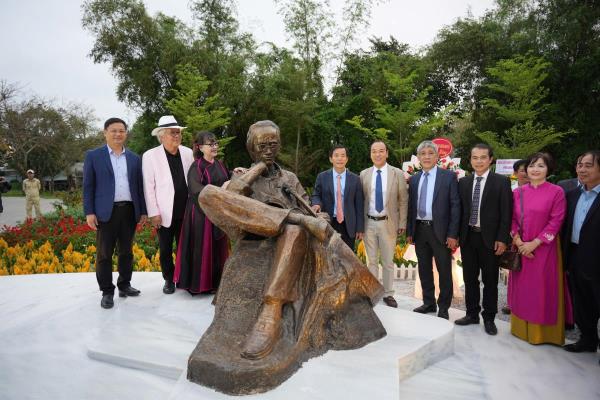 Khánh thành tượng Trịnh Công Sơn bên bờ Hương Giang