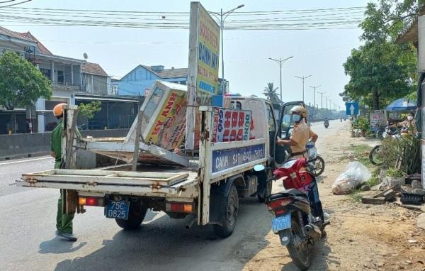 Công an xã tham gia bảo đảm ATGT