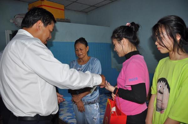 Lãnh đạo tỉnh Quảng Nam cùng nhiều đơn vị thăm, tặng quà gia đình chính sách, công nhân, hộ nghèo