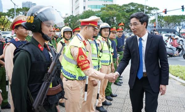 Phó Chủ tịch UBND thành phố chúc Tết Lực lượng 911 và Cảnh sát PCCC và CNCH