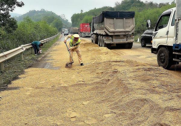 CSGT Nghệ An khắc phục sự cố dầu tràn trên quốc lộ