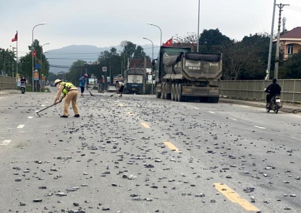 Cảnh sát giao thông Nghệ An dọn dẹp đá dăm trên Quốc lộ