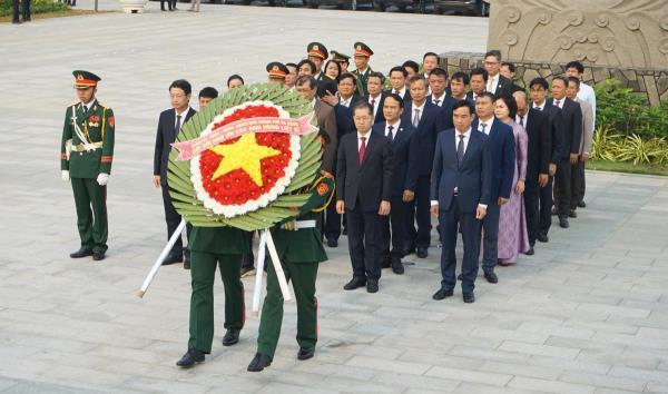 Lãnh đạo TP Đà Nẵng dâng hương tưởng niệm các anh hùng liệt sĩ kỷ niệm 49 năm ngày Giải phóng thành phố