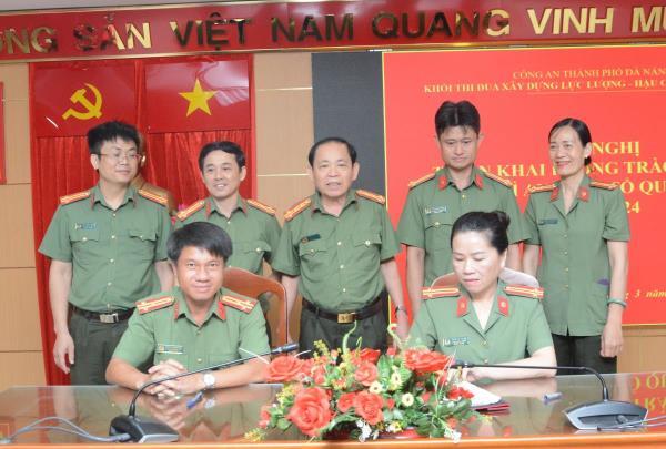 Khối Xây dựng lực lượng - Hậu cần – Trực thuộc Công an thành phố ký kết triển khai các nội dung phong trào thi đua