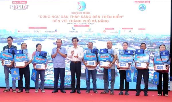 Thắp sáng đèn trên biển