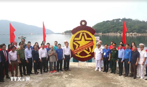 Tri ân, thả hoa tưởng niệm các chiến sỹ tàu Không số Vũng Rô