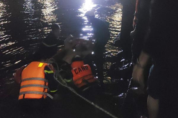 Kịp thời cứu thanh niên có biểu hiện ngáo đá nhảy sông Hàn