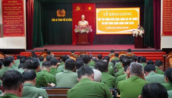 Khai giảng lớp tập huấn Điều lệnh, quân sự, võ thuật và kiểm tra bắn đạn thật súng quân dụng trong CAND