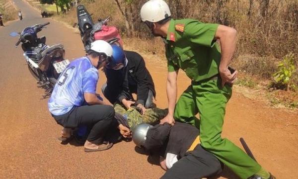 Trên đường đi làm, Phó trưởng Công an xã bắt gọn hai kẻ trộm tài sản của dân