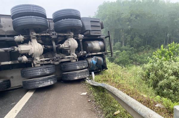 Mưa ướt, đường trơn, xe tải chở trái cây lật choán ngang cao tốc Cam Lộ - La Sơn qua Quảng Trị