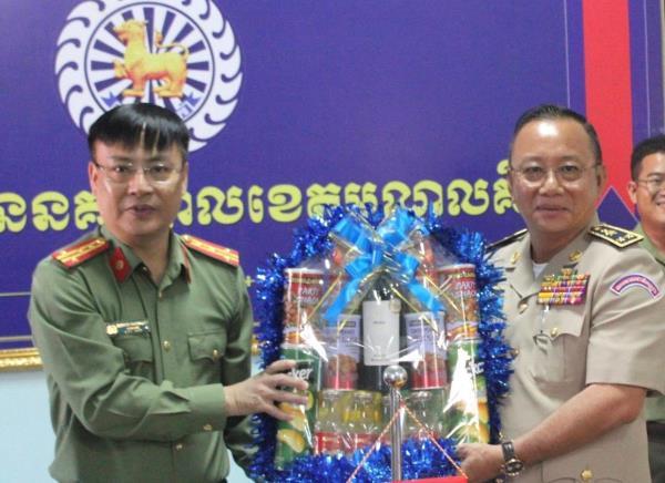 Công an tỉnh Đắk Nông thăm, chúc Tết lực lượng Công an tỉnh Mondulkiri, Vương quốc Campuchia