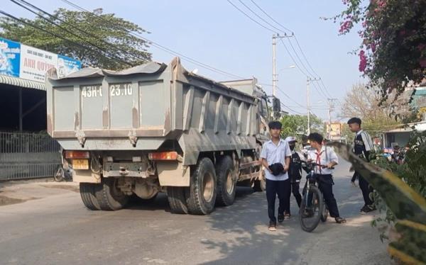 Xe chở cát tung hoành trên... đường cấm