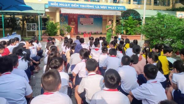 Trang bị kỹ năng phòng, chống đuối nước và thoát nạn trong đám cháy cho học sinh