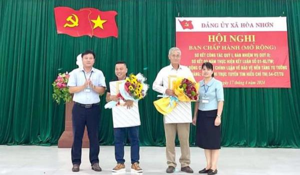 Trao Biểu trưng Việc làm tốt, hành động đẹp cho 2 công dân