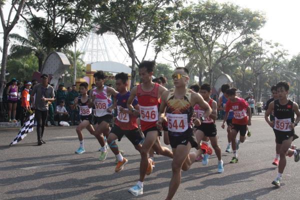Khai mạc giải Việt dã - chạy Vũ trang truyền thống Báo Đà Nẵng lần thứ 27 năm 2024