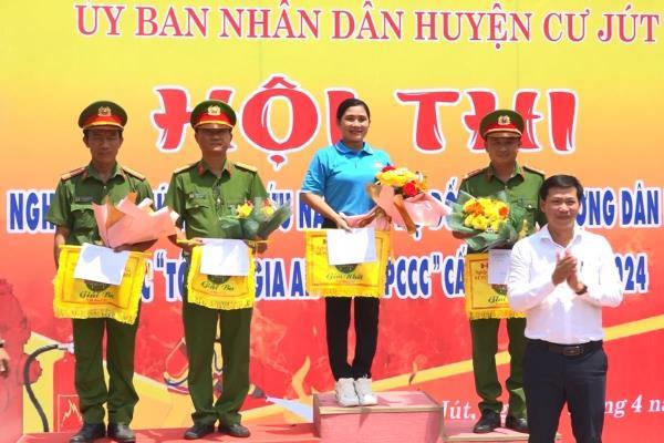 Hội thi nghiệp vụ chữa cháy và cứu nạn, cứu hộ Tổ liên gia an toàn phòng cháy, chữa cháy huyện Cư Jút năm 2024