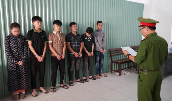 Vợ chồng cùng bị khởi tố do tham gia nhóm báo thủ chém người