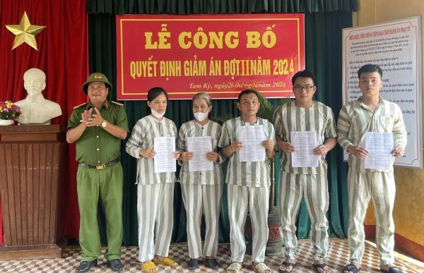 Giảm án cho 15 phạm nhân dịp lễ 30-4