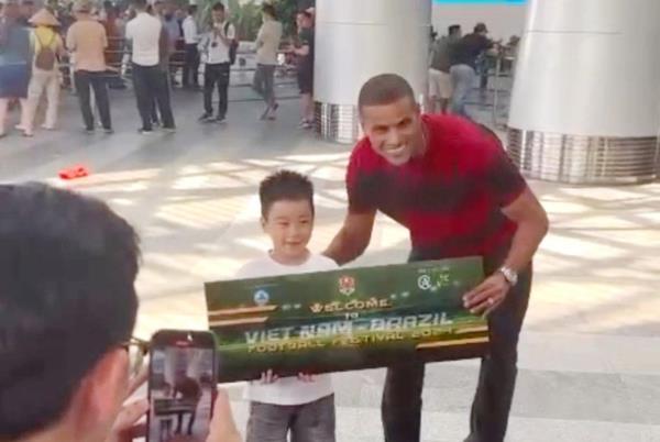 Người hâm mộ Đà Nẵng đón danh thủ Rivaldo tại sân bay