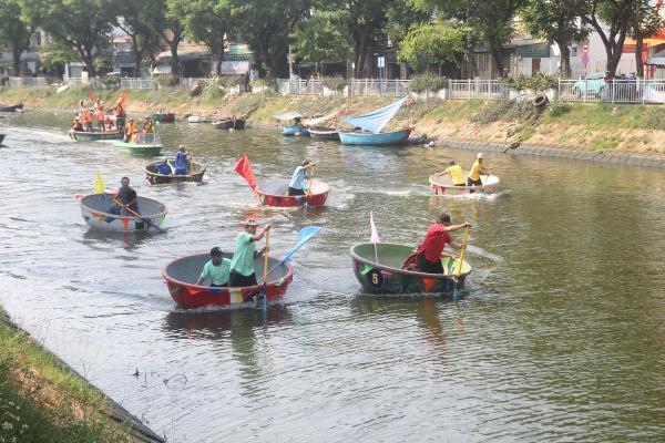 Ngày hội văn hóa ẩm thực dân gian và lắc thúng trên sông Phú Lộc
