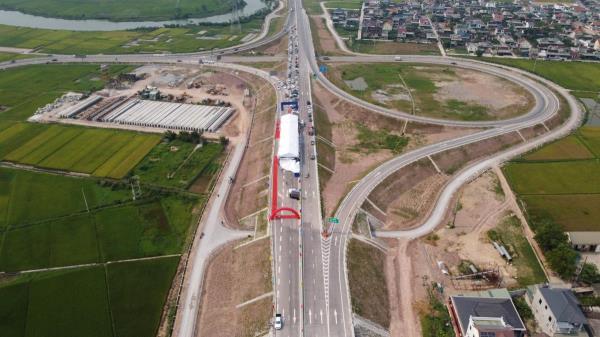 Cận cảnh tuyến cao tốc Diễn Châu – Bãi Vọt ngày thông xe đưa vào khai thác