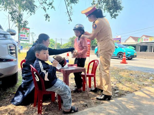 Lực lượng Cảnh sát giao thông tiếp sức cho bà con về quê nghỉ lễ