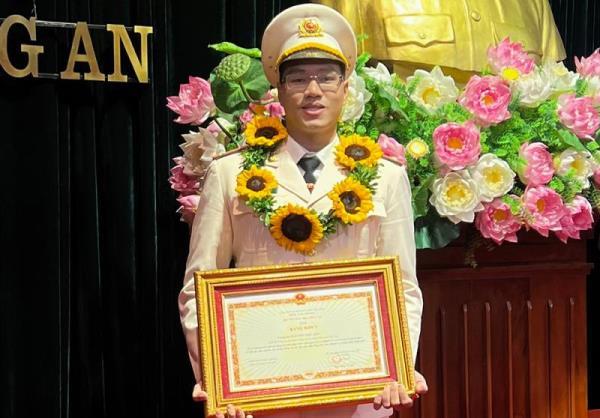 Trung úy trẻ làm nhiều việc có ích cho dân