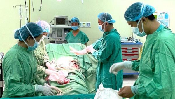 Cắt khối u nặng 2kg cho nữ bệnh nhân 54 tuổi
