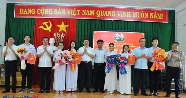 Quảng Ngãi: Kết nạp 6 học sinh ưu tú vào Đảng