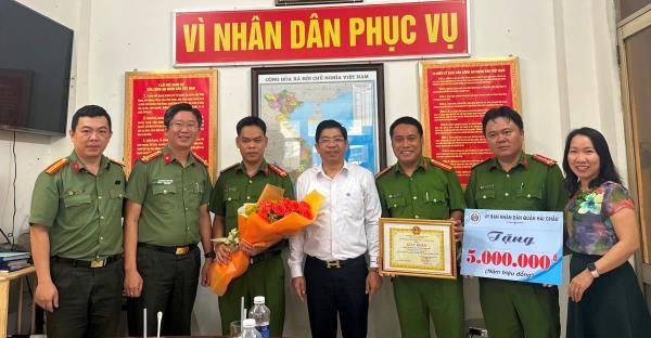 Khen thưởng Công an phường Thuận Phước liên tiếp bắt các nhóm đá xế