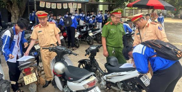 Đến tận trường học tuyên truyền và cho học sinh cam kết chấp hành nghiêm Luật giao thông đường bộ