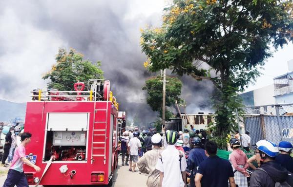 Cháy liên hoàn tại kho xưởng sát âu thuyền Thọ Quang