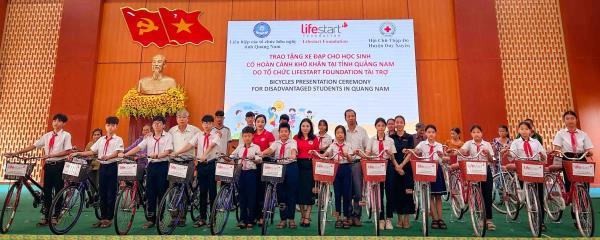 Trao tặng 55 xe đạp cho các em học sinh nghèo hiếu học tại Quảng Nam