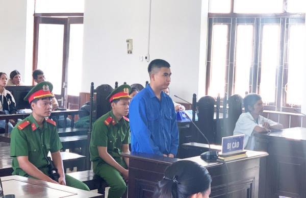 Kẻ giết cha dượng lãnh 12 năm tù