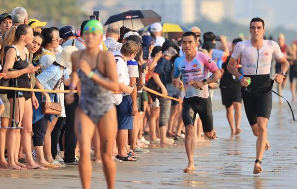 Gần 2.000 VĐV tham dự cuộc thi VinFast IRONMAN 70.3 Việt Nam