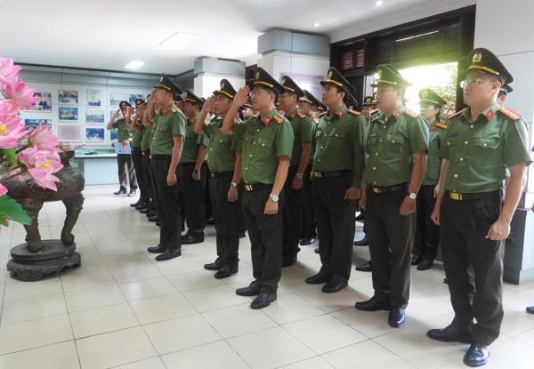 Lực lượng An ninh và Cụm thi đua Xây dựng Lực lượng - Hậu cần - Trực thuộc Công an TP Đà Nẵng dâng hương tưởng nhớ Chủ tịch Hồ Chí Minh và các Anh hùng Liệt sĩ