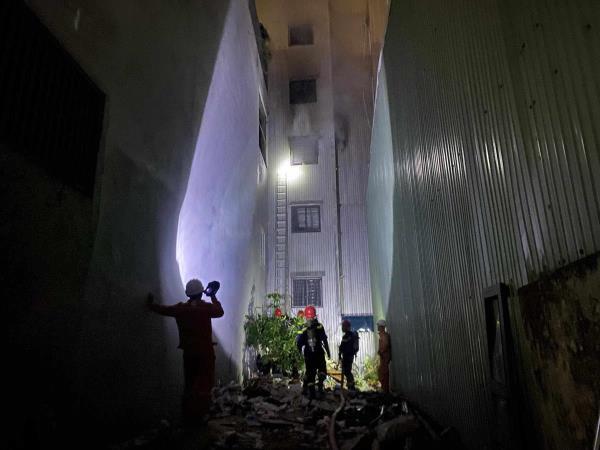 Dập tắt và giúp 10 người thoát nạn trong đám cháy