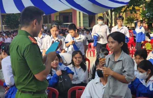 Sôi nổi với buổi ngoại khóa về phòng chống ma túy học đường