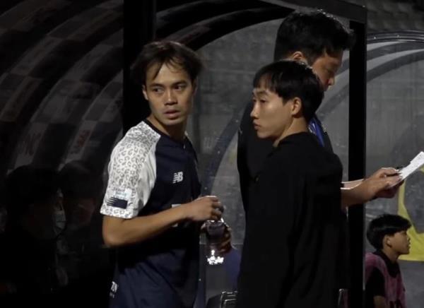 HLV Kim Sang-sik có 2 trợ lý ngôn ngữ