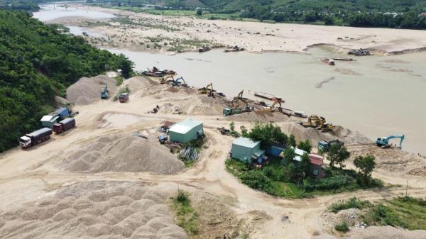 Quảng Nam nghiêm cấm việc khai thác cầm chừng, gây khan hiếm vật liệu để tăng giá