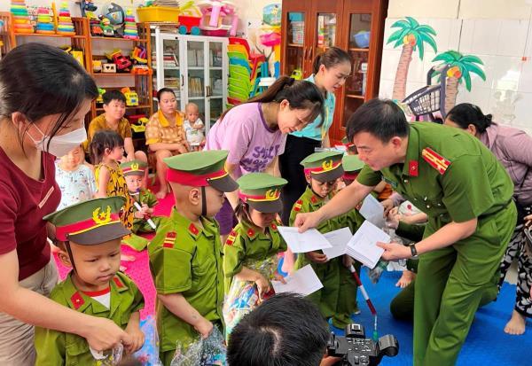 Giúp bệnh nhi thỏa ước mơ làm Cảnh sát 113