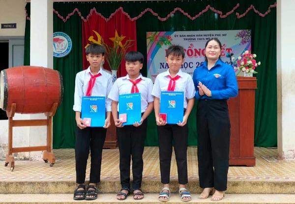 Tặng Huy hiệu Tuổi trẻ dũng cảm cho các em học sinh cứu người thoát khỏi đuối nước