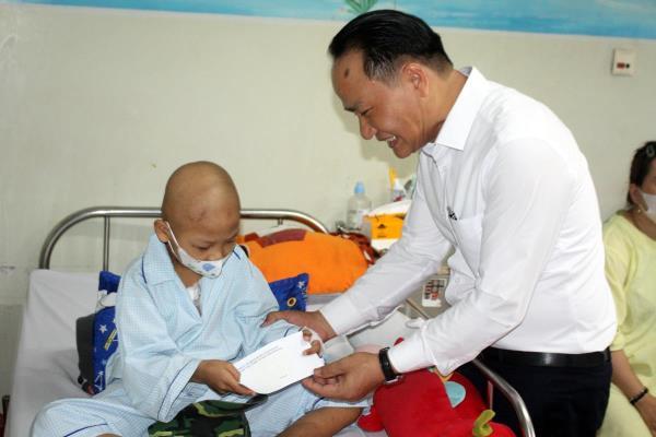 Thường trực Thành ủy Đà Nẵng thăm, tặng quà cho 30 trẻ em điều trị tại Bệnh viện Ung bướu Đà Nẵng