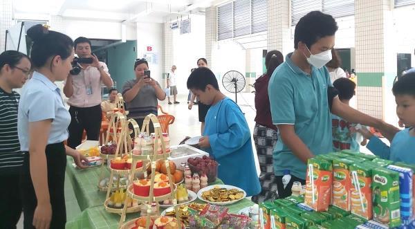 Ấm áp gian hàng yêu thương vui Tết Thiếu nhi tại Bệnh viện Đà Nẵng