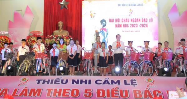 Trao tặng 40 xe đạp cho học sinh có hoàn cảnh vượt khó, vươn lên trong học tập