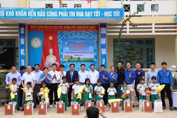 Tặng quà cho học sinh miền núi Bắc Trà My