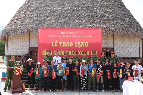 Tặng 500 bình chữa cháy cho gia đình khó khăn, hộ đồng bào dân tộc thiểu số trên địa bàn huyện Hòa Vang