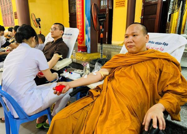 Chư tôn đức Tăng Ni, chư Tăng Lào, tình nguyện viên tham gia hiến máu tình nguyện